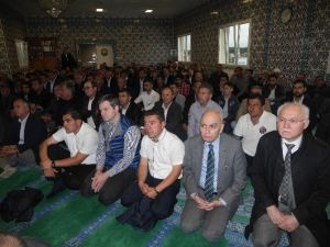 Fransa’da Eller, Türkiye’nin Birliği İçin Duaya Açıldı