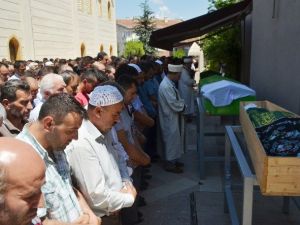Kazada Hayatını Kaybeden Aile Gözyaşları İçinde Defnedildi