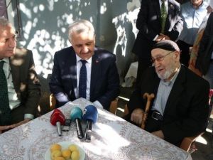 Bakan Arslan, Babasının Elini Öpüp Bayramını Kutladı