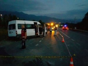 Minibüs İle Panelvan Kavşakta Çarpıştı: 1 Ölü, 9 Yaralı