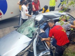 Ters Yönden Gelen Otomobil Otobüsün Altına Girdi: 1 Ölü, 1 Yaralı