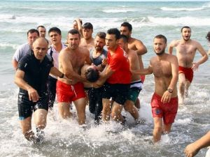Denizde Kaybolduktan 45 Dakika Sonra Canlı Çıkarıldı