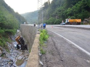 Zonguldak’ta Tır Dereye Uçtu: 1 Yaralı