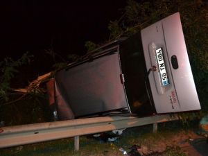 Sakarya’da Kamyonet Bariyerleri Aştı: 3 Yaralı