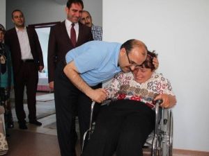 İki Vali Engelli Aileyi Sevindrdi