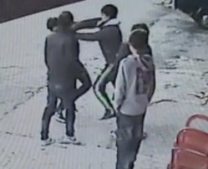 Kavgacı Gençler Köpeği Görünce Kaçtı!