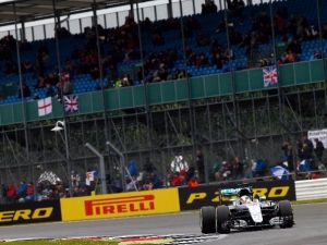 Hamilton, Evinde Kazandı