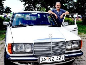 Kemal Sunal’ın Mercedesi’ne Gözü Gibi Bakıyor