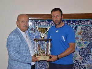Malkoç İki Kupayla İznik’e Döndü