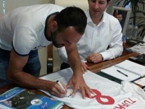 Dünya Şampiyonu Futbolcu Formasını İsmail Atik’e Hediye Etti