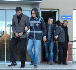 Oto Hırsızları Rize Polisi'nden Kaçamadı