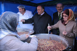 Belediye ve Valilikten 2500 Kişiye Aşure İkramı