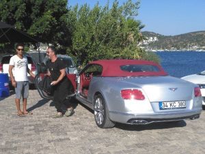 Cem Yılmaz Milyonluk Otomobiliyle Bodrum Sokaklarında