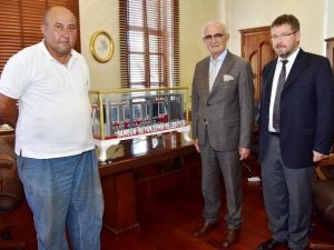 Demirci Ustasından Başkan Yılmaz’a Hediye Tren Maketi