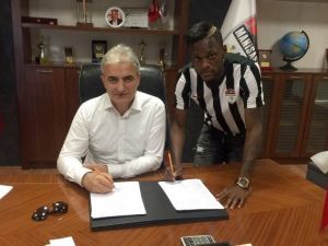Manisaspor’da Bakaki 3 Yıllık Sözleşme İmzaladı