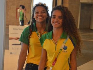 Gymnasiade’de Sporcular Kolbastı Oynayıp, Halay Çekti