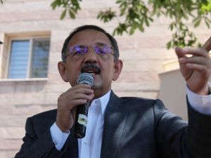 Çevre Ve Şehircilik Bakanı Özhaseki, Valilik Binası Önünden Hemşehrilerine Seslendi