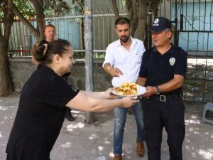Samsunlu Vatandaşlardan Polise Pasta Ve Börekli Moral
