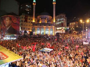 Rizeliler Cumhuriyet Meydanında Nöbet Tutuyor