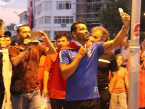 Dos Santos Türk Bayrağıyla Yürüdü