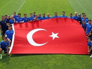 Fenerbahçe’den Darbe Girişimine Bayraklı Tepki