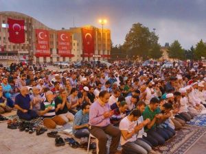 Sakarya’da Vatandaşlar Sabah Namazını Kent Meydanında Kıldı