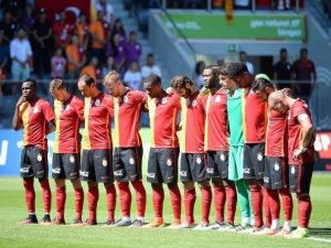 Galatasaray - Zürih Maçı Öncesi Şehitler İçin Saygı Duruşu