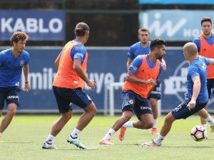Fenerbahçe, Yeni Sezon Hazırlıklarını Sürdürüyor