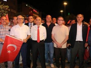 Giresun Valisi Hasan Karahan Demokrasi Nöbetine Devam Ediyor