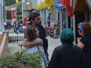 Genç Kız Polise Sarılarak Ağladı
