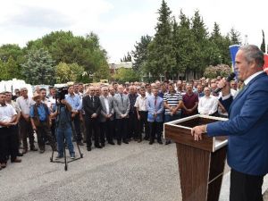 Büyükşehir Besicilere Buzağı Kulübesi Dağıttı