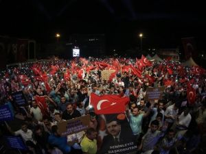 Samsun’da Vatandaşlar ‘Demokrasi Nöbeti’ni Sürdürüyor