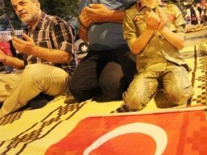 Bayburt’ta Topluca Şükür Namazı Kılındı
