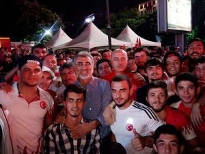 Güreşçiler, Meydanlardan Ayrılmıyor