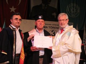 65 Yaşında Üniversiteden Mezun Oldu