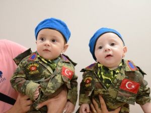 Asker İkizler Demokrasi Nöbetinde