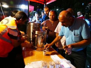 Trabzon Büyükşehir Belediyesi Tarafından Meydanlardaki Halka İkram Devam Ediyor