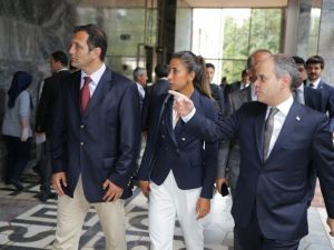 Bakan Çağatay Kılıç, Çağla Büyükakçay’a Darbecilerin Bombaladığı Tbmm’yi Gezdirdi