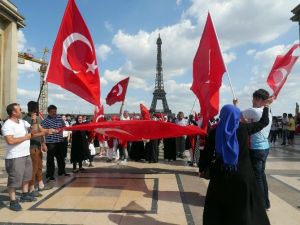 Paris’te Darbe Karşıtı Demokrasi Yanlısı Türkler Gösteri Yaptılar
