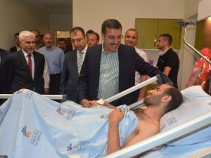 Bakan Tüfenkci, Darbecilerin Yaraladığı Genci Hastanede Ziyaret Etti