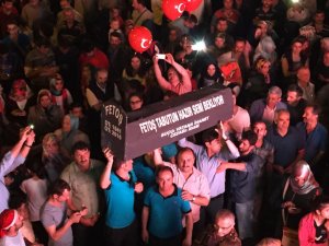 Rize Cumhuriyet Meydanında Gülen Tabutu Dolaştırıldı