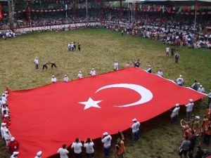 Kırkpınar’da Dev Türk Bayrağı Açıldı