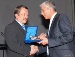 Sütlüoğlu'na Kars Valisi'nden Plaket