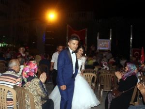 Manisa’da Gelin Ve Damat Demokrasi Nöbetine Koştu
