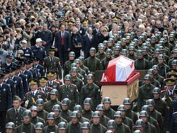 Denktaş'ı son yolculuğuna onbinler uğurladı