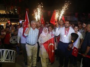 Serik’te ‘Demokrasi Nöbeti’nde Yeşil Yeşil Coşkusu