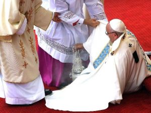 Papa Francis Ayin Sırasında Düştü