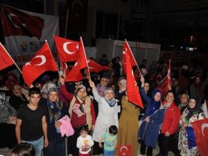 Artvin’deki Demokrasi Nöbetinde Kar Üzerinde Yapılan Helva İkram Edildi