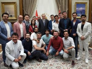 Cumhurbaşkanı Erdoğan, Sanatçı, Oyuncu, Radyocu Ve Sporcuları Kabul Etti