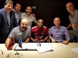 Trabzonspor Fabian Castillo’ya İmzayı Attırdı